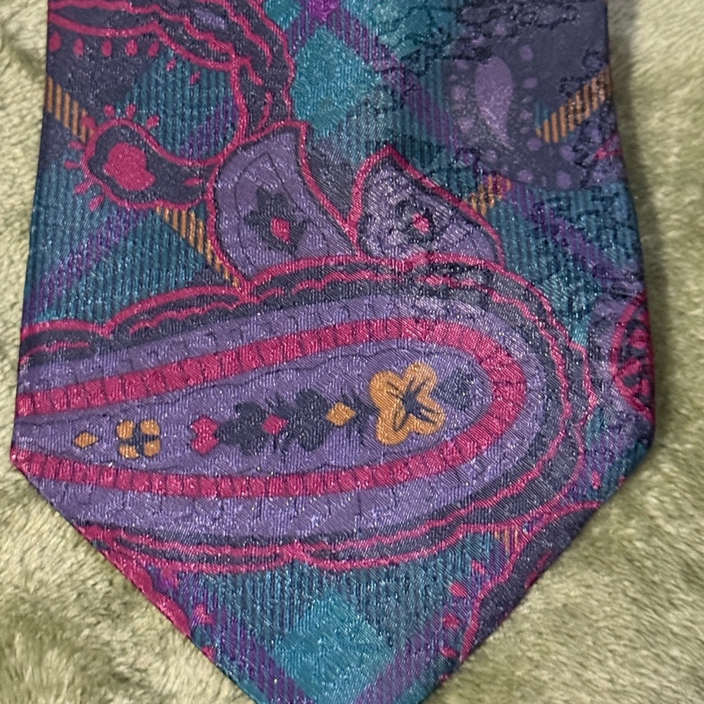 Vtg tie from the iconic fashion house Christian Dior, under The "Monsieur" line.